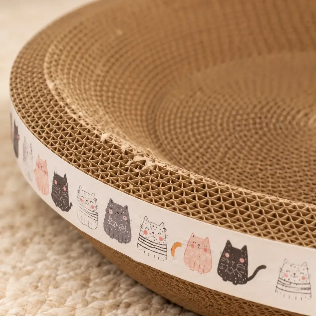 Nahaufnahme der Wellpappe und des Randstreifens mit kleinen Katzen